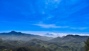 壮丽山景与云海蓝天