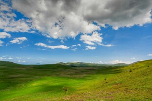 草原蓝天美景