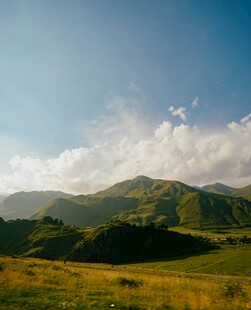 草原山峦间的晴朗风光