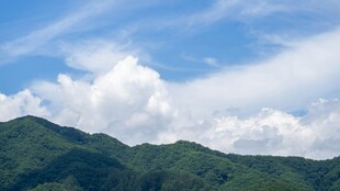 山坡白云