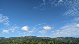 蓝天白云下的青山美景