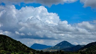 蓝天白云下的山峦美景