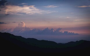 黄昏山峦间的梦幻天空