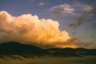 夕阳下的壮丽云海景观