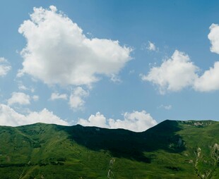 青山蓝天间的白云美景