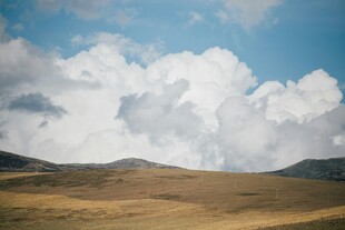 山坡白云