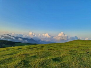 草原山峦间的壮丽风光