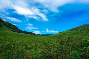 青山绿野间的蓝天白云