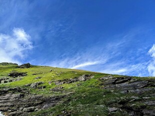 蓝天绿草的山坡美景