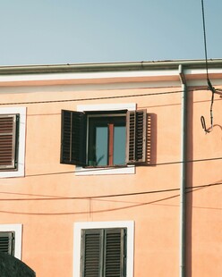 橙色建筑的窗户景观