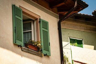 绿色百叶窗的温馨小屋