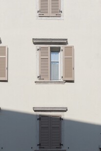 简约建筑的百叶窗窗户