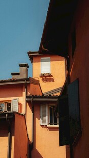 橙色建筑屋顶一角
