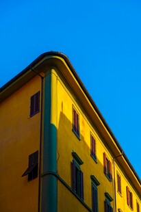 阳光下的黄色建筑立面