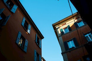 两栋建筑间的蓝天景致