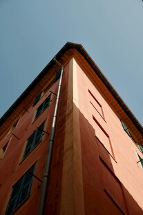 橙红色建筑一角