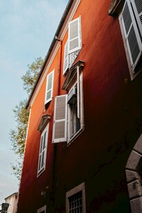 红墙白窗的特色建筑