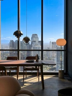 现代高层观景客厅一角