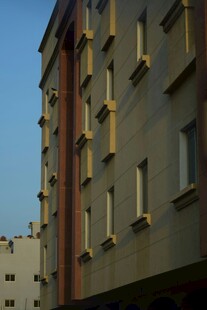 现代风格多层建筑外观