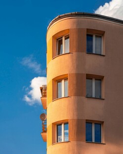 橙色弧形多层建筑外观