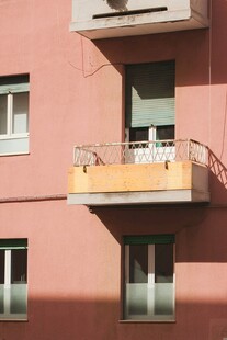 粉色建筑的阳台与窗户