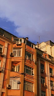 橙色居民楼外观