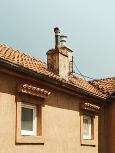乡村小屋屋顶与窗户景观