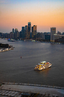 黄昏下的城市滨水风光