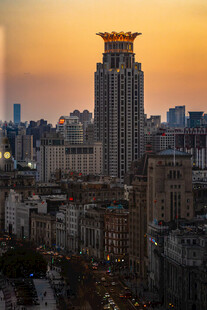 夕阳下的城市高楼景观