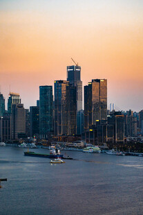 黄昏下的城市滨水天际线