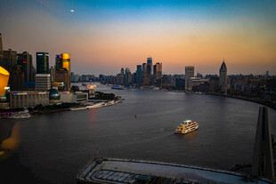 上海外滩黄昏城市天际线