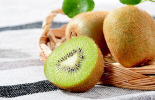 竹篮中的新鲜猕猴桃