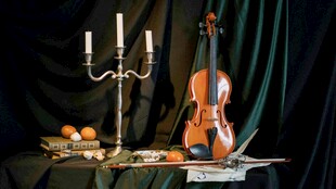 古典乐器与烛台静物组合