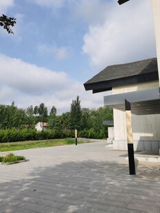 现代建筑旁的开阔户外景致