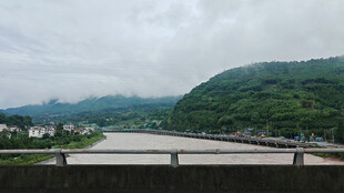 从桥上看山河风景