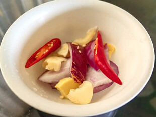 碗中食材辣椒姜蒜洋葱
