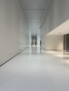 空旷现代风室内走廊空间