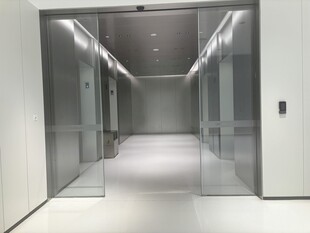 现代简约风格的宽敞电梯厅