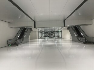 现代宽敞的自动扶梯大厅