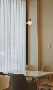 简约室内餐厅桌椅窗帘场景