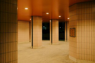 室内走廊暖光照明场景