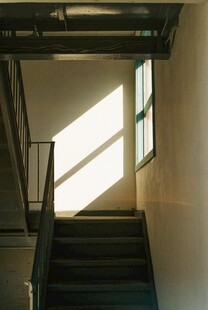 阳光洒落的室内楼梯角落