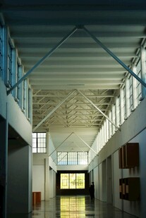 现代风格宽敞室内走廊空间