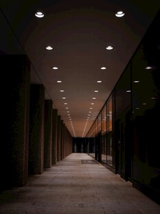 幽暗长廊的静谧空间