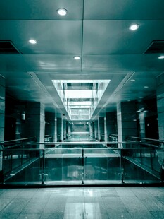 现代科技感的空旷走廊空间