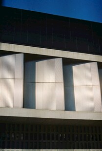 现代建筑墙面光影效果