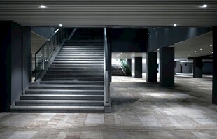 空旷工业风室内楼梯空间