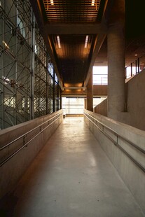 空旷室内长廊的建筑景观