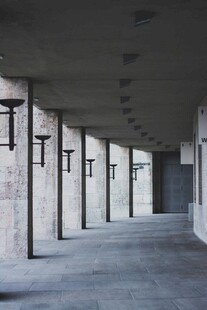 空旷水泥柱走廊空间
