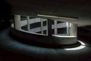 夜晚中的独特建筑空间